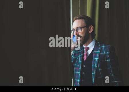 Businessman talking on mobile phone Banque D'Images