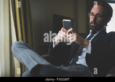 Businessman using mobile phone Banque D'Images