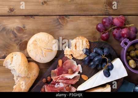 Snack au vin. Pain frais. Snack-différentes pour le vin. Fromage, olives, raisins. espace copie mise à plat Banque D'Images