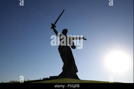 Une vue générale de la patrie appelle statue avant la Coupe du Monde de football match du groupe G à l'arène, Volgograd Volgograd. Banque D'Images