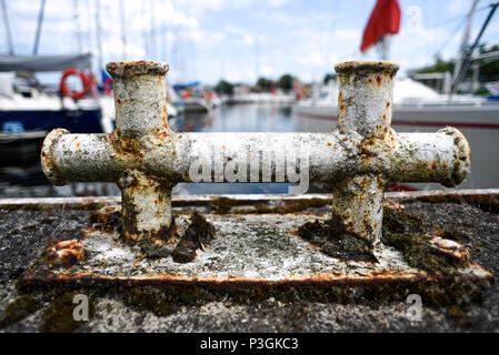 Old rusty bitt sur la marina. Banque D'Images