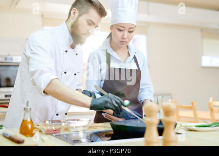 Beau Chef Cooking Banque D'Images