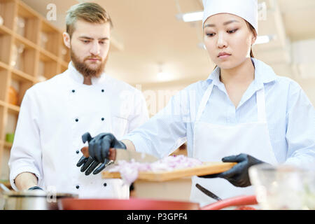 Deux chefs Working in Cafe Cuisine Banque D'Images