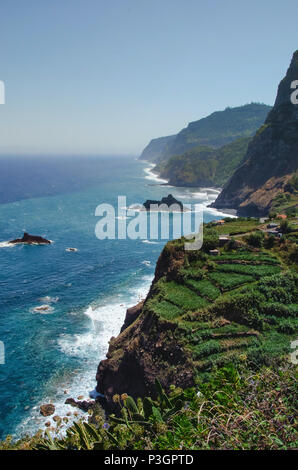 Forte côte nord de l'île de Madère, baignée par l'océan Atlantique et entourée par de hautes montagnes et de falaises couvertes de végétation luxuriante. Spa Banque D'Images