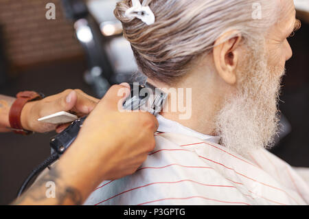 Close up de mains d'hommes que l'utilisation de hair clipper Banque D'Images