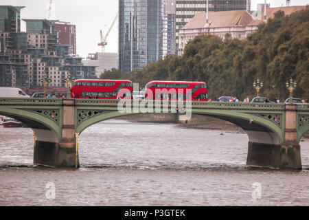 Les bus rouges sur Grand Bens bridge in London, UK Banque D'Images