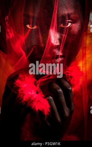 Bintou Fall modèles un design by Sabrina Styles, partie de sa naissance sur le pain de seigle, collection de l'avant des Arts Leeds University Graduate fashion show de Leeds Town Hall. Banque D'Images