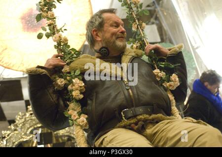 Titre original : L'IMAGINARIUM DU DOCTEUR PARNASSUS. Titre en anglais : L'IMAGINARIUM DU DOCTEUR PARNASSUS. Film Réalisateur : Terry Gilliam. Année : 2009. Stars : Terry Gilliam. Crédit : Infinity propose des divertissements/ICON PRODUCTIONS/ / DANIEL, Liam / Album Banque D'Images