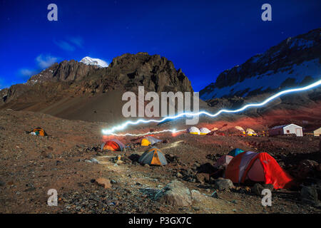 Les tentes du camp de base à Plaza de l'Argentine sous l'Aconcagua, Mendoza, Argentine Banque D'Images