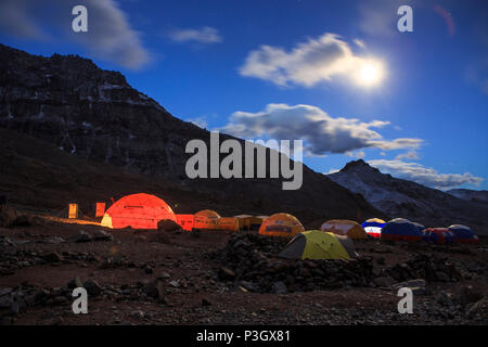 Les tentes du camp de base à Plaza de l'Argentine sous l'Aconcagua, Mendoza, Argentine Banque D'Images