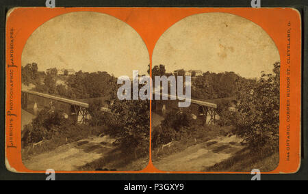 . Vue d'un pont sur une rivière avec des maisons en arrière-plan. Couverture : 1865 ?-1899. Mentions légales Source : 1865 ?-1899.. Point numérique publié le 6-15-2005 ; mise à jour 2-13-2009. 352 Vue d'un pont sur une rivière avec des maisons en arrière-plan, par des paysages photographiques de Liebich Banque D'Images