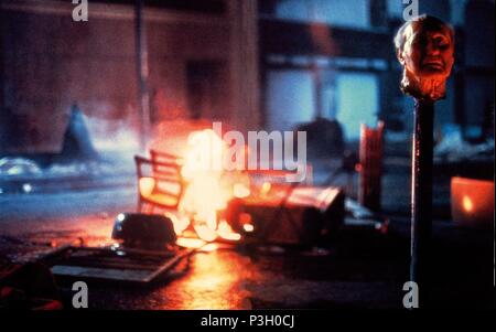 Titre original : Escape from NEW YORK. Titre en anglais : ESCAPE FROM NEW YORK. Film Réalisateur : John Carpenter. Année : 1981. Credit : AVCO EMBASSY / Album Banque D'Images