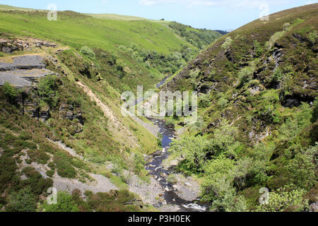 Afon Aled coule dans une gorge en forme de V sur le Denbighshire Moors, au Pays de Galles Banque D'Images