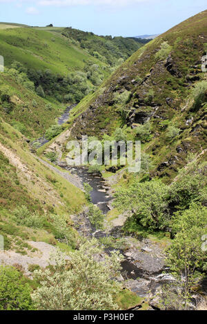 Afon Aled coule dans une gorge en forme de V sur le Denbighshire Moors, au Pays de Galles Banque D'Images