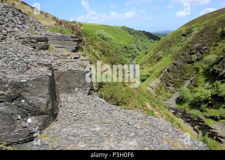 Afon Aled coule dans une gorge en forme de V sur le Denbighshire Moors, au Pays de Galles Banque D'Images