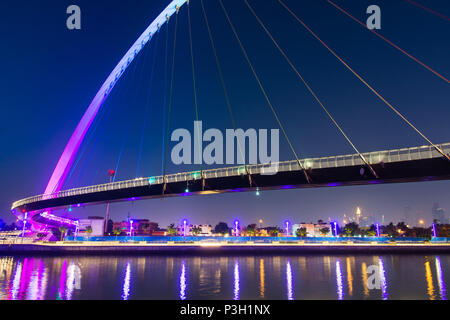 Pont-canal de l'eau de Dubaï reflètent dans l'eau la nuit Banque D'Images