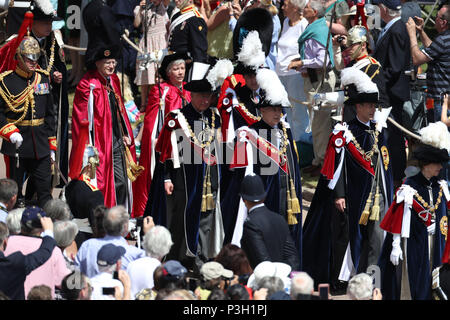 La princesse Royale (à droite), Duc de York (2e à droite), comte de Wessex (3e à droite), duc de Cambridge (4e à droite) et Prince de Galles (5e à droite) à l'assemblée annuelle de l'ordre de la Jarretière Service à la Chapelle St George, le château de Windsor. Banque D'Images