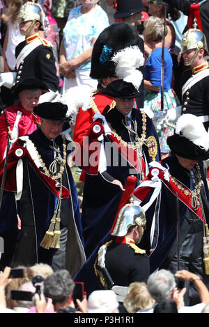 Le duc d'York (droite), le duc de Cambridge (2e à droite) et le Prince de Galles (3e à droite) à l'assemblée annuelle de l'ordre de la Jarretière Service à la Chapelle St George, le château de Windsor. Banque D'Images