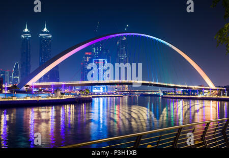 Pont-canal de l'eau de Dubaï reflètent dans l'eau la nuit Banque D'Images