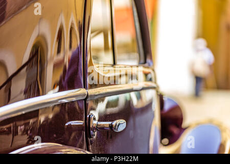 FAENZA (RA), l'Italie - le 9 juin 2018 : une voiture montre dans Autogirovagando historique rallye de voitures Banque D'Images