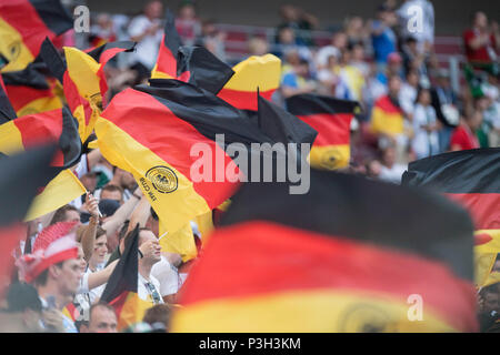 Moscou, Russie. 17 Juin, 2018. Des fans allemands agitent des drapeaux, fan, fans, spectateurs, supporters, sympathisants, fonction, général, edge, motif de jubilation, encourager, applaudir, joie, Cheers, célébrer, l'Allemagne (GER) - Mexique (MEX) 0 : 1, premier tour, groupe F, 11, Jeu sur 17.06.2018 à Moscou ; Coupe du Monde de Football 2018 en Russie à partir de la 14.06. - 15.07.2018. Utilisation dans le monde entier | Credit : dpa/Alamy Live News Banque D'Images