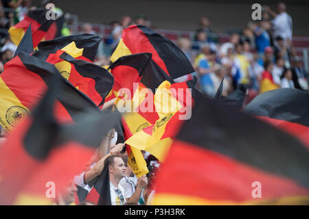 Moscou, Russie. 17 Juin, 2018. Des fans allemands agitent des drapeaux, fan, fans, spectateurs, supporters, sympathisants, fonction, général, edge, motif de jubilation, encourager, applaudir, joie, Cheers, célébrer, l'Allemagne (GER) - Mexique (MEX) 0 : 1, premier tour, groupe F, 11, Jeu sur 17.06.2018 à Moscou ; Coupe du Monde de Football 2018 en Russie à partir de la 14.06. - 15.07.2018. Utilisation dans le monde entier | Credit : dpa/Alamy Live News Banque D'Images