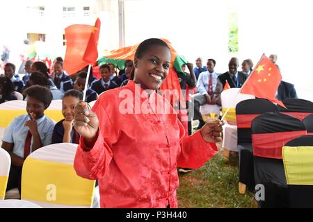 (180618) -- BEIJING, 18 juin 2018 (Xinhua) -- un enseignant en costume chinois de Rusinga la cérémonie de dévoilement de l'École s'occupe de la classe à l'École de Confucius Rusinga à Nairobi, Kenya, le 10 mai 2017. (Xinhua/Sun Ruibo) (nxl) Banque D'Images