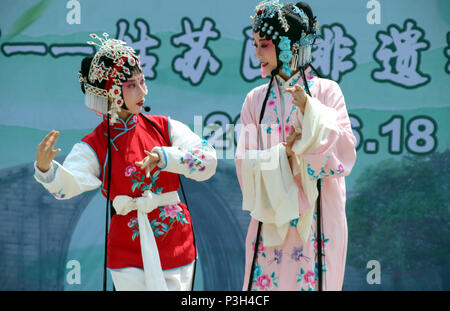 Suzhou, Province de Jiangsu en Chine. 18 Juin, 2018. Opéra Kunqu Troupers effectuer au cours d'une culture et d'art à l'Gusu District de Suzhou City, province de Jiangsu Chine orientale, le 18 juin 2018. Les gens à travers la Chine jouissent de leurs vacances pendant trois jours l'Duanwu Festival. 4 Baiziting/crédit : Wang Xinhua/Alamy Live News Banque D'Images