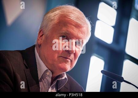 Munich, Bavière, Allemagne. 18 Juin, 2018. Le ministre allemand de l'intérieur et chef du parti CSU de Bavière, Horst Seehofer, a tenu une conférence de presse à Munich pour discuter du conflit à Berlin entre lui et la Chancelière Angela Merkel. Seehofer Ministre réaffirme que le CSU soutient Monsieur Seehofer est difficile-line.Seehofer a été parfois Merkel, l'adversaire plus fort que le CSU pousse plus loin dans le conservatisme de droite et est devenu la ligne dure contre l'asile et l'immigration en Allemagne. Il soutient que les demandeurs d'asile ne pourront être admises à des frontières de l'Allemagne pays Retour à la Banque D'Images