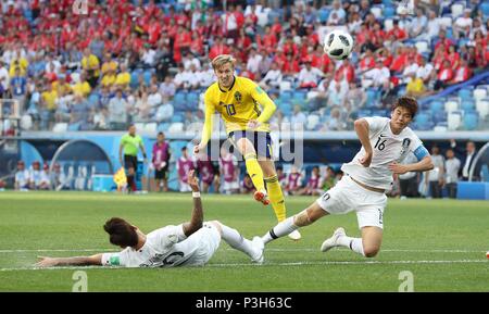 Firo : 18.06.2018, Novgorod, football, soccer, l'équipe nationale, la Coupe du Monde 2018 en Russie, la Russie, la Coupe du Monde 2018 en Russie, la Russie, la Coupe du Monde 2018, la Russie La Russie, M12, la Suède - Corée du Sud, Forsberg et Hyun-soo Jang et Sung Yueng- Ki, Corée du Sud | conditions dans le monde entier Banque D'Images