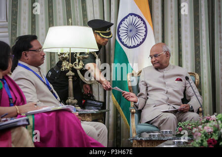 Athènes - Grèce, le 18 juin 2018 : le président Indien Ram Nath Kovind (R) est à l'écoute de Premier Ministre de la Grèce, Alexis Tsipras, lors de leur réunion à Athènes, Grèce Banque D'Images