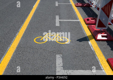 18 juin 2018, Allemagne, Berlin : un chemin cycle provisoire peut être vu le long de l'Avenue Karl Marx ('Karl-Marx-Allee') centrale de réservation. La rue est en cours de rénovation entre Strausberger Platz et l'Alexanderplatz et il compte avec des pistes cyclables protégées et généreux des deux côtés. Les travaux de construction du tronçon de 800 mètres de long sont censés prendre deux ans. Photo : Paul Zinken/dpa Banque D'Images