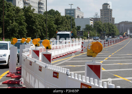 18 juin 2018, Allemagne, Berlin : de nombreux obstacles sur la chaussée de l'Avenue Karl Marx ('Karl-Marx-Allee'). La rue est en cours de rénovation entre Strausberger Platz et l'Alexanderplatz et il compte avec des pistes cyclables protégées et généreux des deux côtés. Les travaux de construction du tronçon de 800 mètres de long sont censés prendre deux ans. Photo : Paul Zinken/dpa Banque D'Images