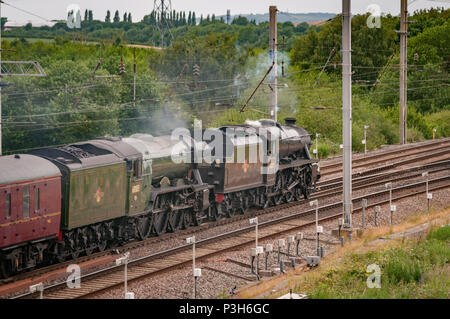 Winwick Cheshire Royaume uni. 18 juin 2018. Le plus célèbre du monde, de la locomotive à vapeur LNER Classe A3 4-6-2 no 60103 Flying Scotsman vu crossing Winwick Junction sur la West Coast Main Line derrière Stanier cinq noir classe LMS 5MT 4-6-0 no 45212 loco vapeur transport jour 1 de rêves railtour Les lacs Express. Crédit : John Davidson Photos/Alamy Live News Banque D'Images