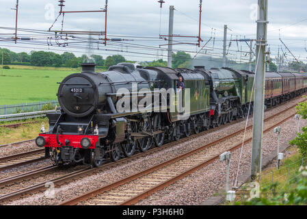 Winwick Cheshire Royaume uni. 18 juin 2018. Le plus célèbre du monde, de la locomotive à vapeur LNER Classe A3 4-6-2 no 60103 Flying Scotsman vu crossing Winwick Junction sur la West Coast Main Line derrière Stanier cinq noir classe LMS 5MT 4-6-0 no 45212 loco vapeur transport jour 1 de rêves railtour Les lacs Express. Crédit : John Davidson Photos/Alamy Live News Banque D'Images