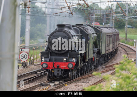 Winwick Cheshire Royaume uni. 18 juin 2018. Le plus célèbre du monde, de la locomotive à vapeur LNER Classe A3 4-6-2 no 60103 Flying Scotsman vu crossing Winwick Junction sur la West Coast Main Line derrière Stanier cinq noir classe LMS 5MT 4-6-0 no 45212 loco vapeur transport jour 1 de rêves railtour Les lacs Express. Crédit : John Davidson Photos/Alamy Live News Banque D'Images