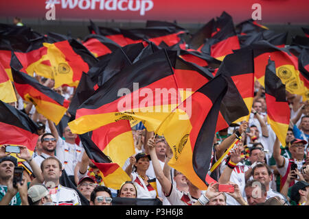 Moscou, Russie. 17 Juin, 2018. Des fans allemands agitent des drapeaux, fan, fans, spectateurs, supporters, sympathisants, fonction, général, edge, motif de jubilation, encourager, applaudir, joie, Cheers, célébrer, l'Allemagne (GER) - Mexique (MEX) 0 : 1, premier tour, groupe F, 11, Jeu sur 17.06.2018 à Moscou ; Coupe du Monde de Football 2018 en Russie à partir de la 14.06. - 15.07.2018. Utilisation dans le monde entier | Credit : dpa/Alamy Live News Banque D'Images