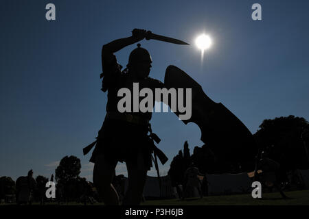 Aquileia, Italie - 17 juin, 2018. Un ancien légionnaire romain se bat avec une épée et un bouclier au cours Tempora à Aquilée, ancienne cité romaine reconstitution historique Cruciatti Crédit : Piero/Alamy Live News Banque D'Images