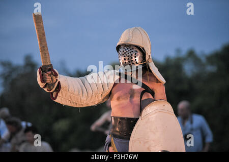 Aquileia, Italie. 17 Juin, 2018. Un Gladiateur portant un costume Romain traditionnel pose avec le bouclier et l'épée casque avant une bataille pendant Tempora à Aquilée, ancienne cité romaine reconstitution historique Banque D'Images