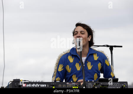 Chantilly, France. 17 Juin, 2018. Naïve New Beaters la bande effectue au cours de la 169e Prix de Diane course de chevaux le 17 juin 2018 à Chantilly, France. Credit : Bernard Menigault/Alamy Live News Banque D'Images