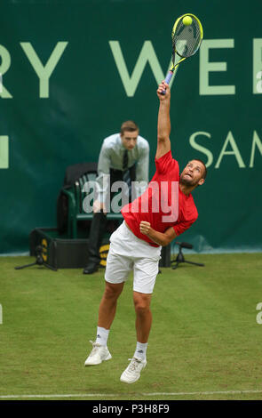 18 juin 2018, l'Allemagne, Halle : Tennis, ATP Tour, des célibataires, les hommes, en première ronde. Mikhaïl Mikhaïlovitch de Russie Youzhny en action contre Thiem à partir de l'Autriche. Photo : Friso Gentsch/dpa Banque D'Images