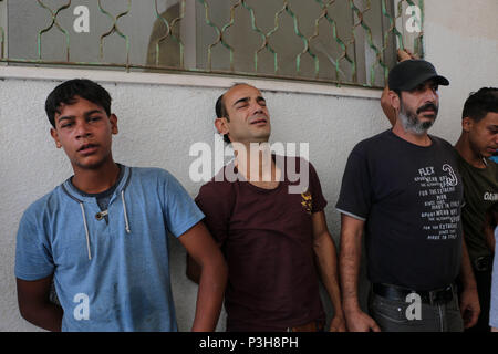 Gaza, la Palestine. 18 Juin, 2018. La famille du martyr vu pleurer lors de ses funérailles à l'hôpital de Shifa à Gaza Ville. Sabri Ahmed Abu Khader, 24 ans, tué sur la frontière de la bande de Gaza est de la ville de Gaza par les forces israéliennes d'occupation. Credit : Ahmad Hasaballah SOPA/Images/ZUMA/Alamy Fil Live News Banque D'Images