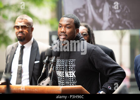 Philadelphie, Pennsylvanie, USA. 18 Juin, 2018. MEEK MILL s'exprimant lors de la Justice pour Meek Mill rally à l'extérieur de la justice pénale de Philadelphie Centre dans le centre-ville de Philadelphie PA Credit : Ricky Fitchett/ZUMA/Alamy Fil Live News Banque D'Images