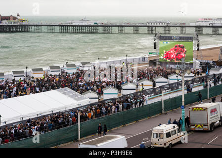 Brighton, East Sussex. 18 juin 2018. Les amateurs de football regarder Angleterre coupe du monde d'ouverture du match contre la Tunisie à Brighton's open air Luna Beach écran de cinéma sur le front de mer de Brighton. L'on voit ici, Harry Kane, capitaine de l'équipe de l'Angleterre célèbre l'objectif d'ouverture de leur campagne de coupe du monde en Russie, que le football fans célébrer devant le grand écran. Credit : Francesca Moore/Alamy Live News Banque D'Images