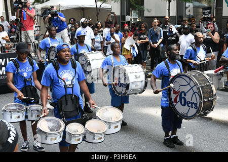 Philadelphie, Pennsylvanie, USA. 18 Juin, 2018. Les Philadelphia 76ers à la ligne de la Justice pour Meek Mill rally à l'extérieur de la justice pénale de Philadelphie Centre dans le centre-ville de Philadelphie PA Credit : Ricky Fitchett/ZUMA/Alamy Fil Live News Banque D'Images