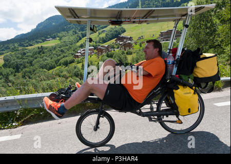 Chamonix, Haute Savoie, France, Royaume-Uni. 18 juin 2018. Les participants du voyage Soleil 2018 Rallye vélo solaire, sont vus en-route dans les Alpes, près de Chamonix, La France ayant voyagé de Lyon la semaine dernière pour le début officiel de l'événement à 9h00 heure locale demain à Chamonix, France. Le Soleil voyage 2018 cycle solaire est un parcours aventure 11 000 kilomètres au-dessus d'environ 50 100 jours à partir de Lyon en France à Canton (Guangzhou) en Chine. Il y a environ 45 équipes. © Graham M. Lawrence/Alamy Live News. Banque D'Images