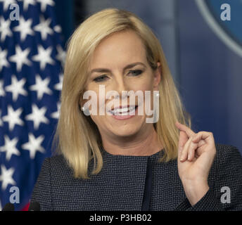 Washington, District de Columbia, Etats-Unis. 18 Juin, 2018. Le secrétaire américain à la Sécurité intérieure des Kirstjen Nielsen est titulaire d'un point de presse à la Maison Blanche à Washington, DC, le 18 juin 2018. Crédit : Chris Kleponis/CNP Crédit : Chris Kleponis/CNP/ZUMA/Alamy Fil Live News Banque D'Images