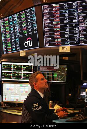 New York, USA. 18 Juin, 2018. Un trader travaille à la Bourse de New York à New York, États-Unis, le 18 juin 2018. Stocks américains terminé lundi. mixte Le Dow Jones Industrial Average a reculé de 103,01 points, ou 0,41  %, à 24 987,47. Le S&P 500 a reculé de 5,79 points, ou 0,21  %, à 2 773,87. L'indice composé Nasdaq a augmenté de 0,65 point, soit 0,01  %, à 7 747,02. Credit : Wu Rong/Xinhua/Alamy Live News Banque D'Images