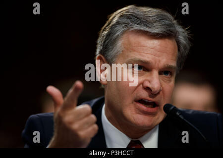 Washington, DC, USA. 18 Juin, 2018. Le Directeur du FBI américain Christopher Wray témoigne devant le Comité judiciaire du Sénat au cours de l'audition sur "l'examen de l'Inspecteur général du premier rapport sur les actions du ministère de la Justice et du FBI à l'avance de l'élection présidentielle de 2016' sur le Capitole à Washington, DC, États-Unis, le 18 juin 2018. Credit : Ting Shen/Xinhua/Alamy Live News Banque D'Images