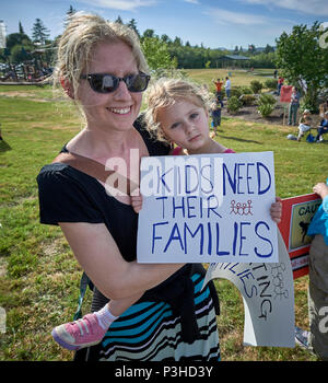 Sheridan, Oregon, USA. 18 Juin, 2018. Une mère et sa fille manifester contre l'administration d'atout politique de séparation des enfants de leurs parents sur la frontière américano-mexicaine au cours d'une veillée à l'extérieur d'un centre de détention fédéral dans la région de Sheridan, Oregon, USA. Photo : Paul Jeffrey/Alamy Live News Banque D'Images